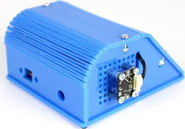 Niebieskie, prostokątne urządzenie elektroniczne z otworami wentylacyjnymi i małym elementem elektrycznym podłączonym z boku.