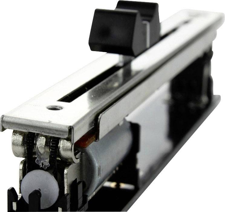 Liniowy suwak (fader) stosowany w konsolecie mikserskiej audio, wyposażony w czarny przesuwnik i metalową szynę prowadzącą.