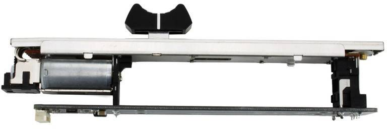 Wewnętrzny element podzespołu komputerowego, prawdopodobnie napęd lub mocowanie, widziany z boku, z widocznymi elementami mechanicznymi.