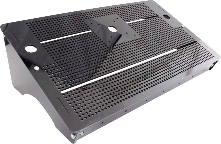 Czarna metalowa platforma z otworami i szczerbinami do wentylacji. Trójkątne wzniesienie pośrodku, zamontowane na nachylonej podstawie.