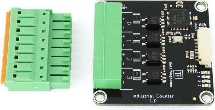 Licznik przemysłowy 1.0 na czarnej płytce drukowanej i zielonym złączu. Urządzenie elektroniczne do zastosowań przemysłowych.