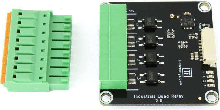 Przemysłowa płyta przekaźnikowa Quad 2.0 z zielonym blokiem przyłączeniowym, odpowiednia do sterowania przełącznikami elektrycznymi.