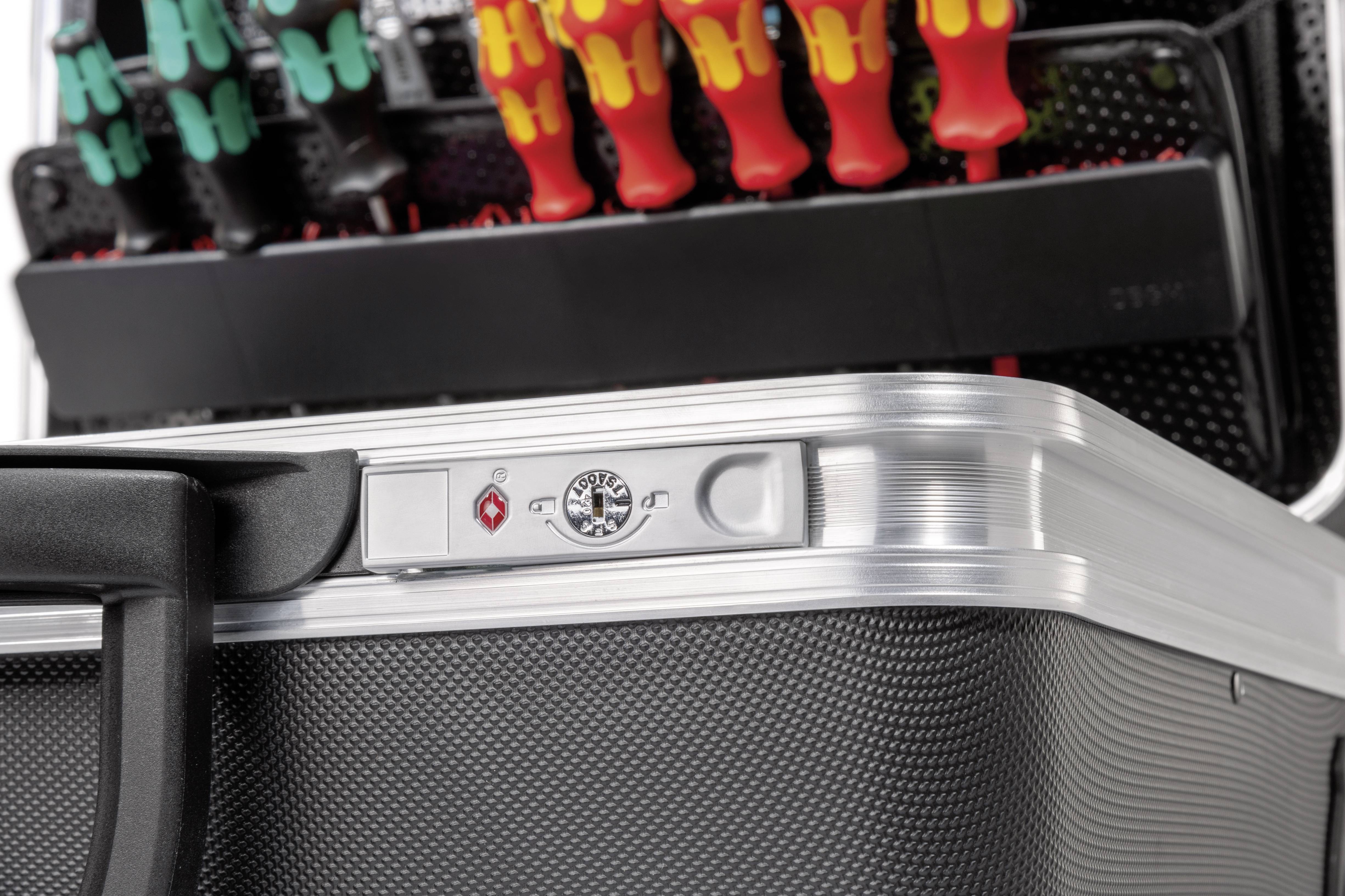 Skrzynka narzędziowa z solidnymi zamknięciami, czerwoną kłódką szyfrową i śrubokrętami na tle, symbolizująca bezpieczeństwo i prace rzemieślnicze.