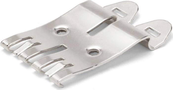 Metalowy clip mocujący z dwoma otworami i podwyższonymi krawędziami, przydatny do mocowania przedmiotów na różnych powierzchniach.