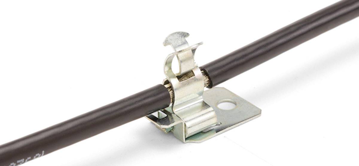 Czarny kabel jest przytrzymywany przez srebrną metalową klamrę na białym tle.