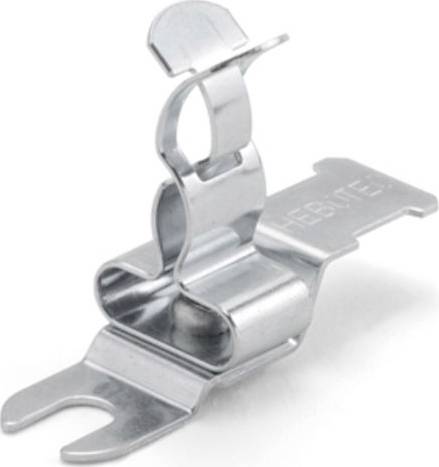 Metalowy spinacz w kolorze srebrnym z zakrzywioną częścią pośrodku i płaskimi końcami. Często używany do przytrzymywania lub spinania dokumentów.