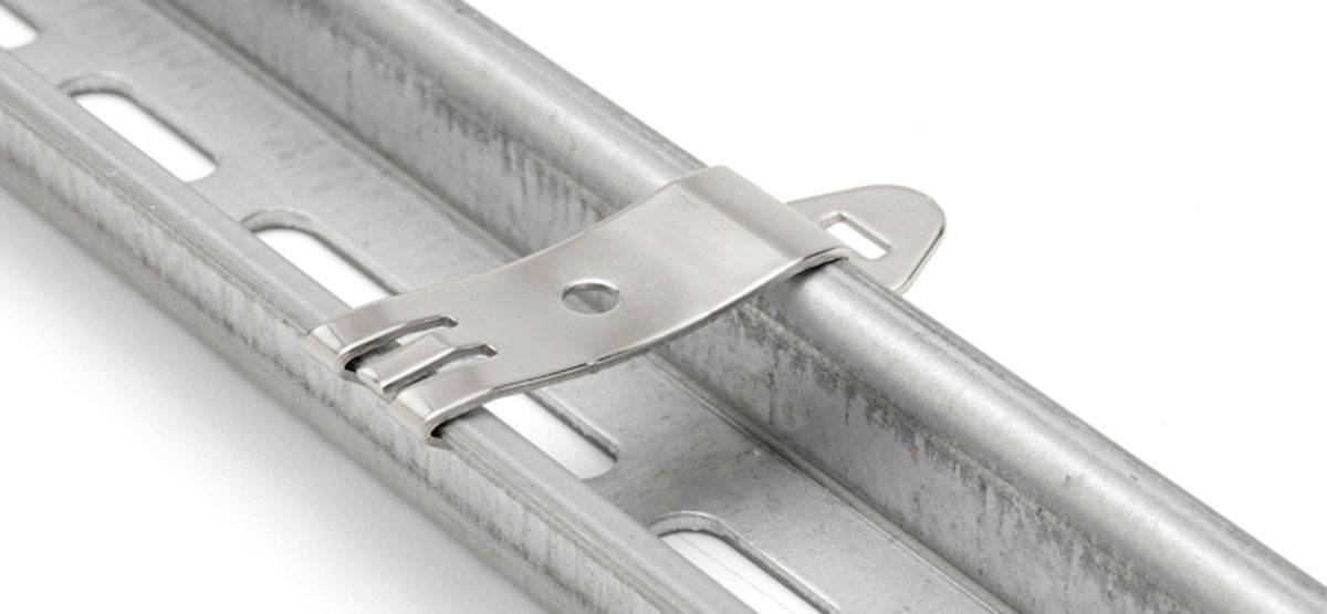 Metalowy uchwyt mocujący kabel na szynie metalowej. Odpowiedni do zastosowań przemysłowych.