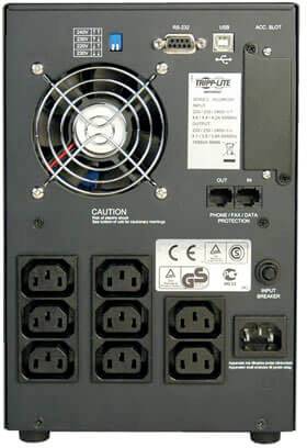 Tylna strona zasilacza UPS (Uninterruptible Power Supply) z wentylatorem, wieloma gniazdami zasilającymi, złączami przyłączeniowymi i przewodem sieciowym.