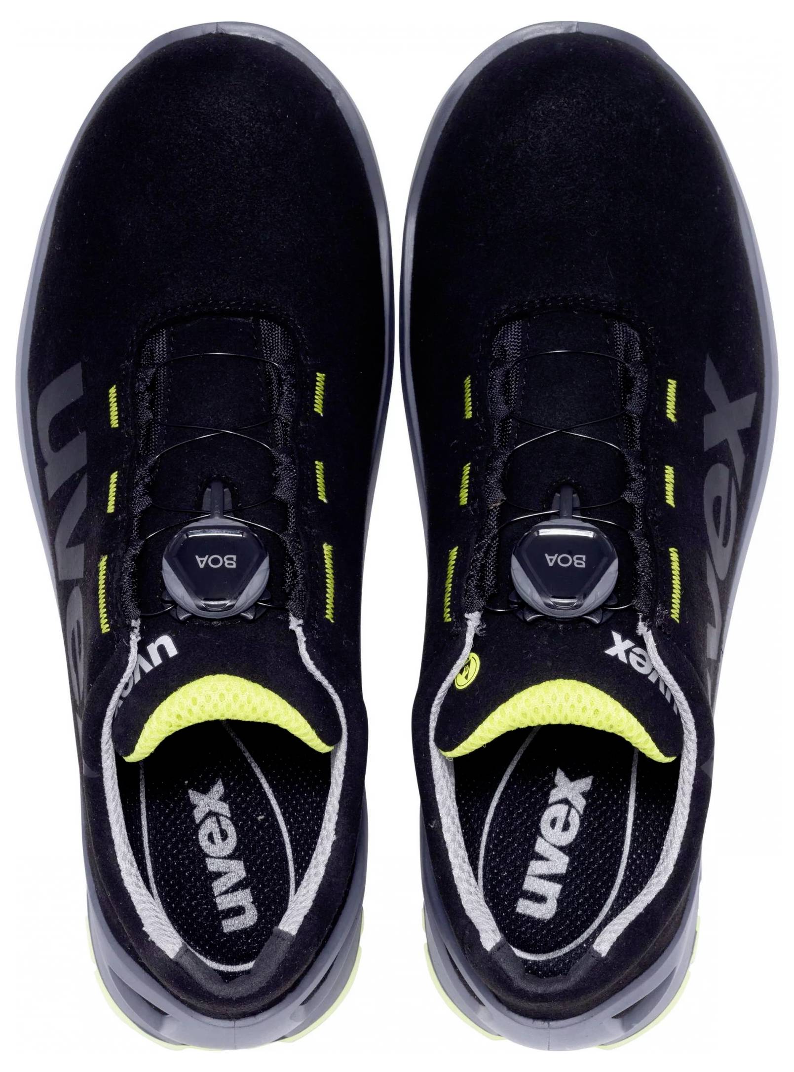 Czarne buty sportowe z żółtymi detalami i regulowanym systemem sznurowania. Napis "Uvex" na boku i na wewnętrznej podeszwie.