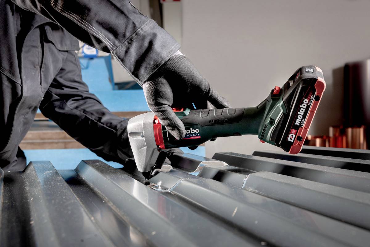 Ножиці для листового металу Metabo NIV 18 LTX BL 1.6 Metaloc 601614840 з кейсом, без акумулятора. Напруга акумулятора 18 В.