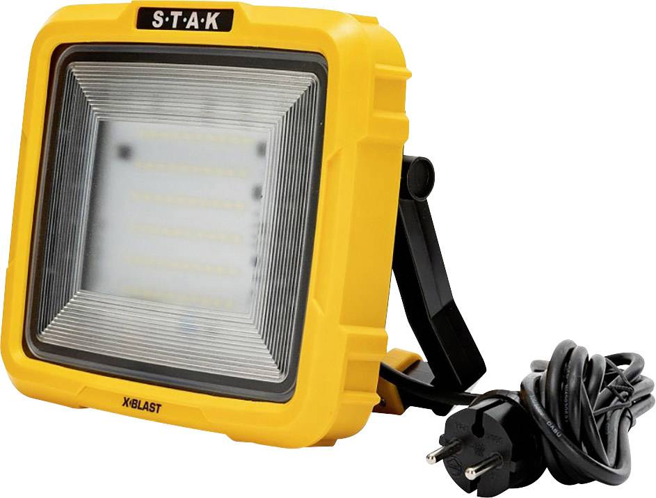 Żółty reflektor LED z czarnym przewodem zasilającym, przeznaczony do użytku na placach budów lub w warsztatach. Idealny do zapewnienia jasnego, równomiernego oświetlenia.