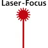 Czerwony promień laserowy ze słońcem, pod spodem tekst 'Laser-Focus'.