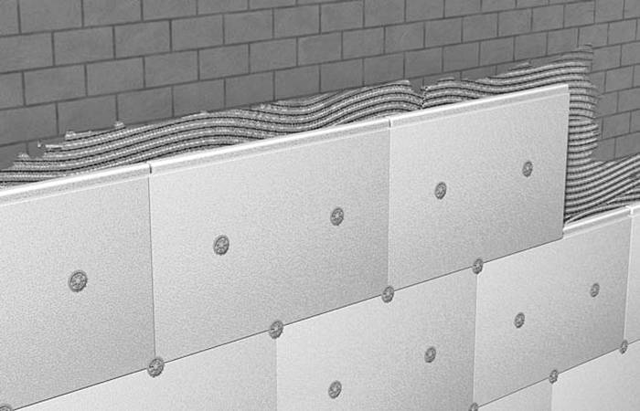 Izolacja ścian płytami styropianowymi.