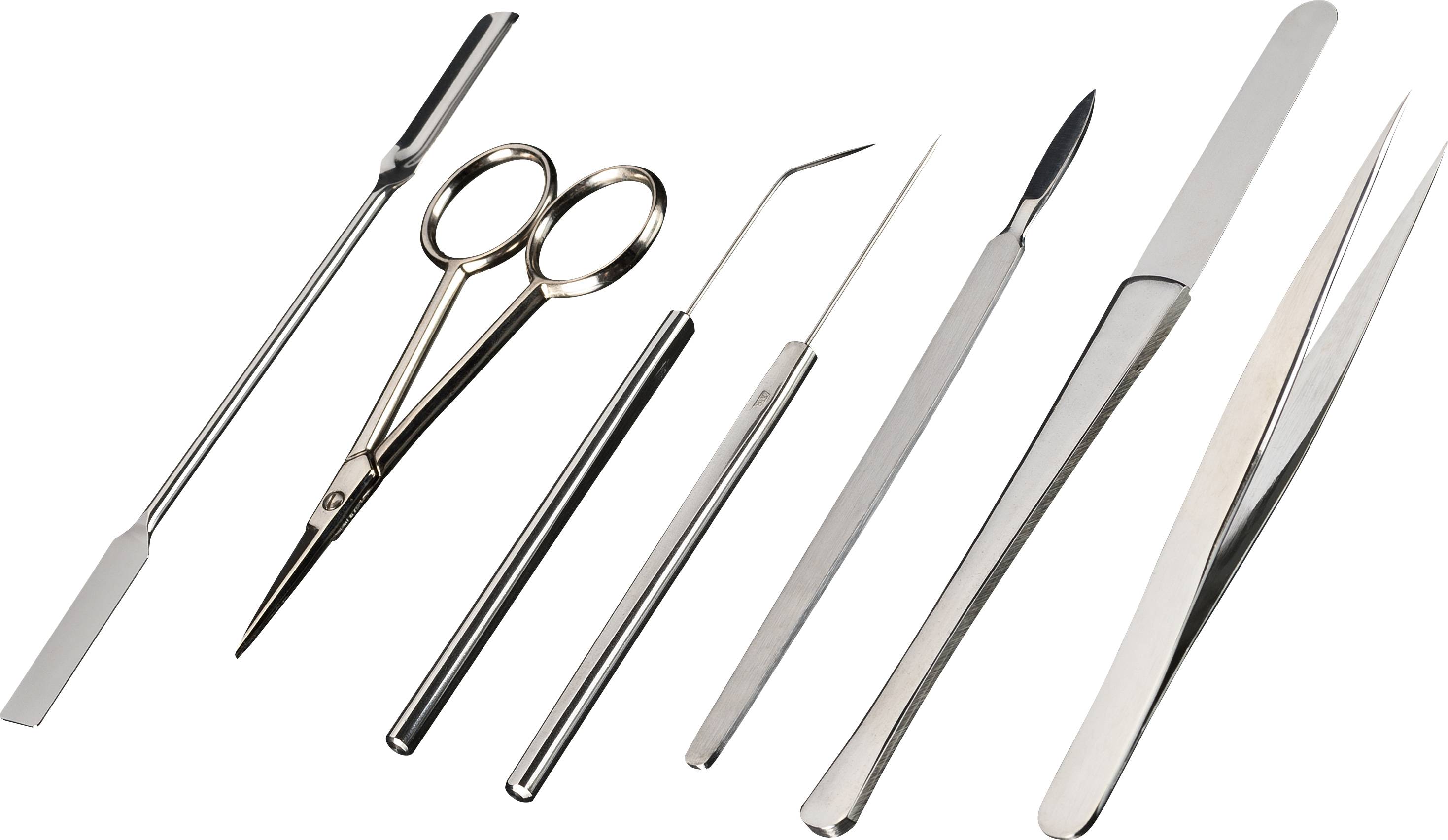 Zestaw siedmiu narzędzi chirurgicznych, w tym nożyce, pęseta i skalpele, ułożonych obok siebie na białym tle.