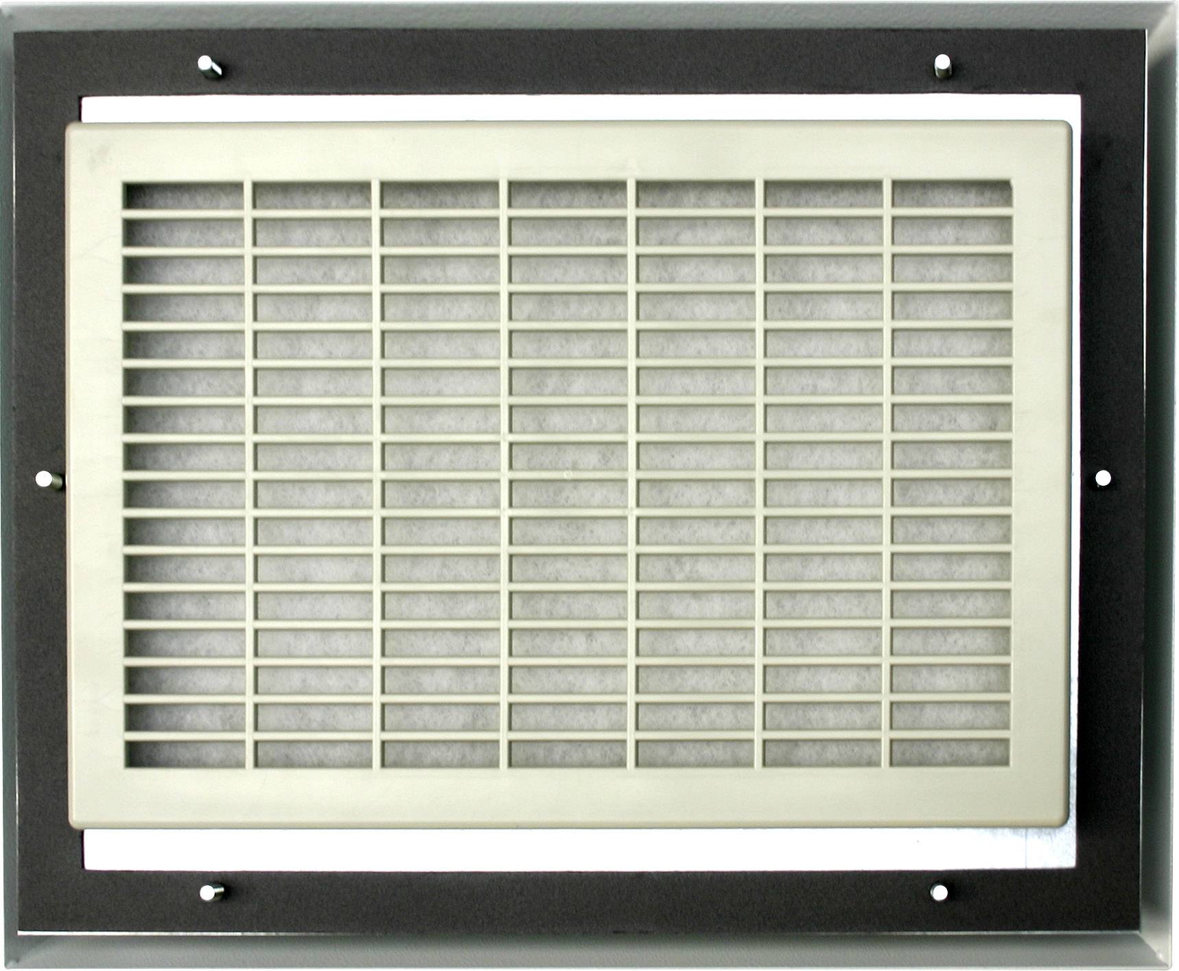 Metalowa kratka wentylacyjna zamontowana na ścianie, prawdopodobnie służąca do wentylacji lub dopływu powietrza. Jest prostokątna i osadzona w czarnej ramie.