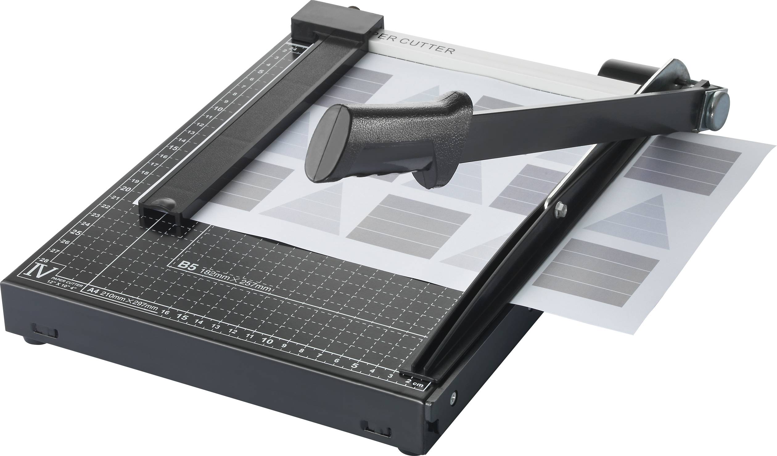 Gilotyna do papieru z ramieniem dźwigowym tnie stos arkuszy. Jeden arkusz jest częściowo przycięty. Skala długości na czarnej powierzchni.