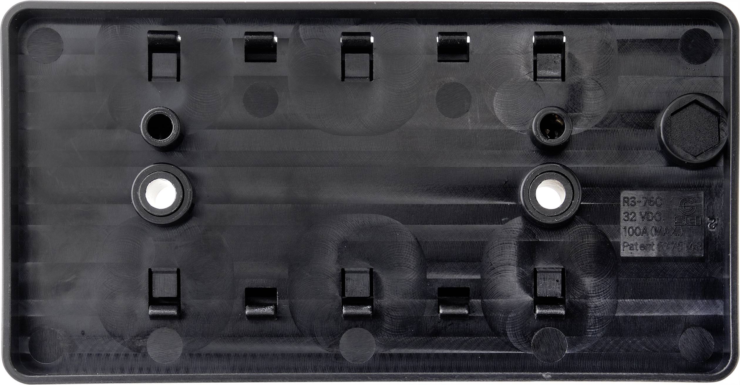 Czarna prostokątna płyta z tworzywa sztucznego z wieloma punktami mocowania i otworami, prawdopodobnie zaprojektowana jako podstawa montażowa lub osłona.