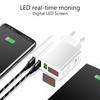 Smartfon jest ładowany, podłączony do białego adaptera. Adapter wyświetla ekran LED z '5.0V 3.0A'.