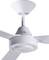 Biały wentylator sufitowy o trzech łopatach, zamontowany na białym suficie.