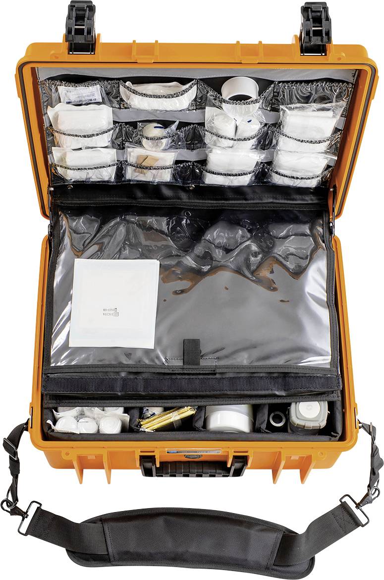 Otwarty pomarańczowy kufer z wieloma przegrodami, wypełniony bandażami medycznymi, materiałami i dużą czarną przykryciem.