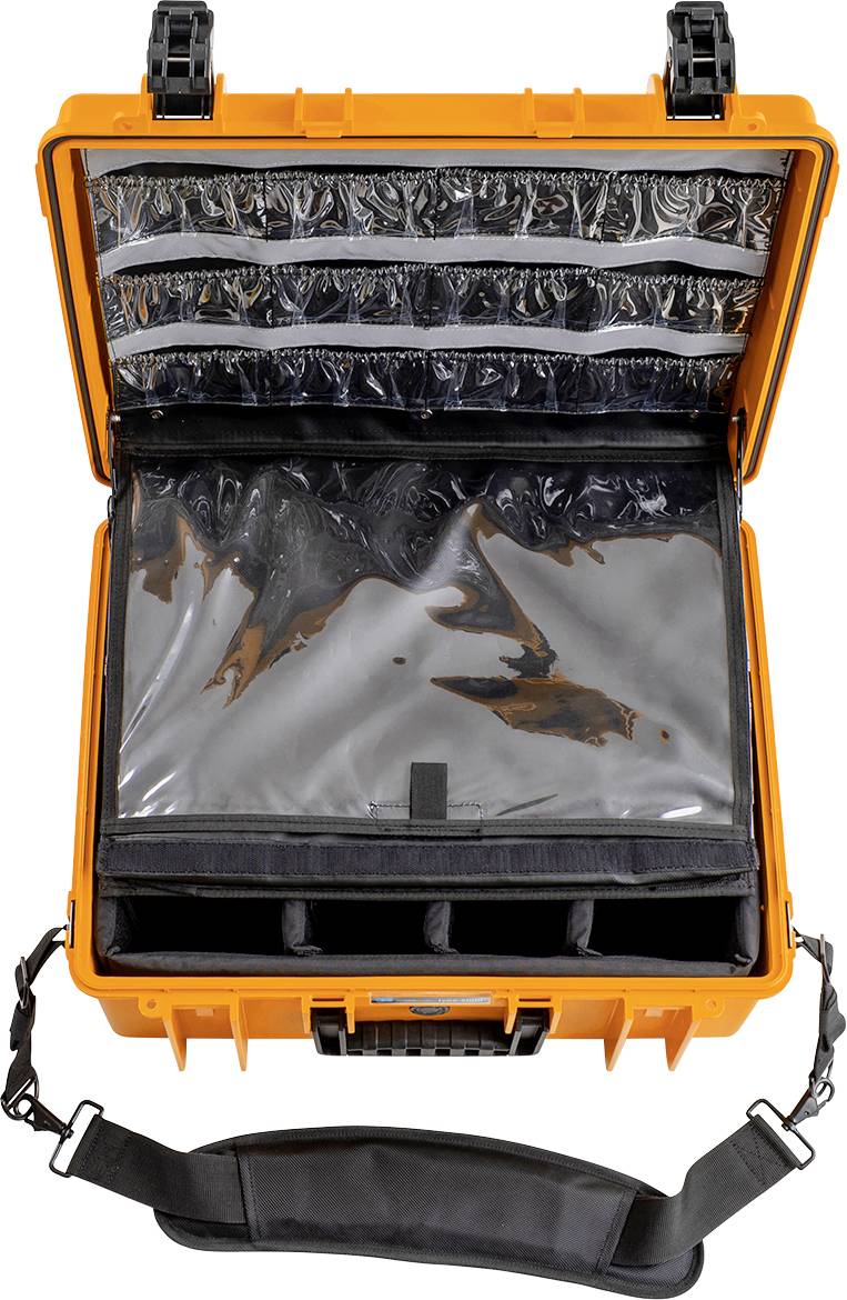 Pomarańczowa walizka z otwartą pokrywą, wewnątrz przezroczyste przegrody do przechowywania oraz czarny pas na ramię.