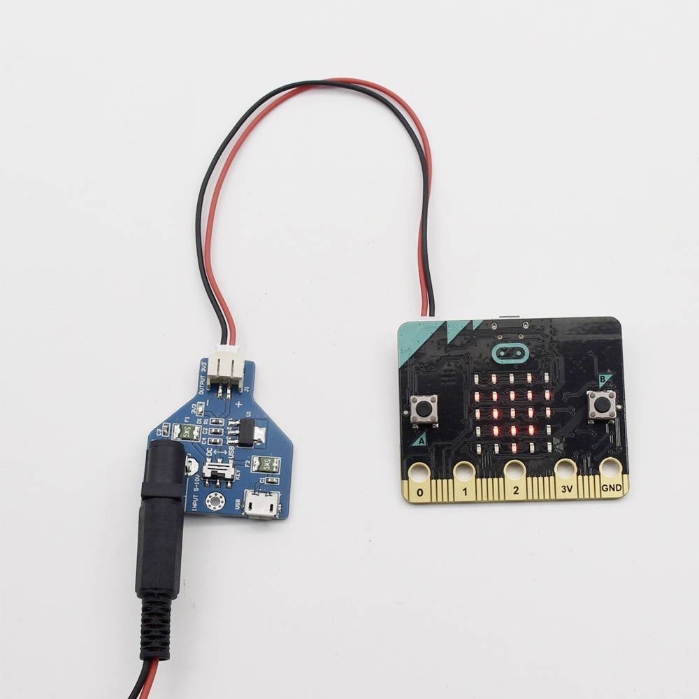 Mikrokontroler podłączony przewodem, świecący wyświetlacz i przełączniki na płytce drukowanej. Urządzenie elektroniczne do sterowania projektami.
