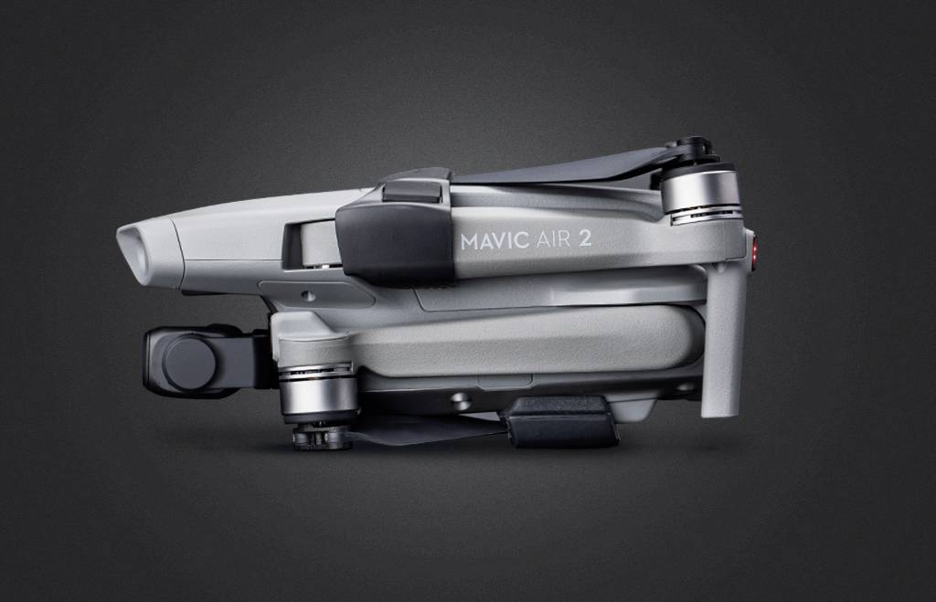 Dron 'Mavic Air 2' złożony na ciemnym tle, prezentujący swój kompaktowy i przenośny design.