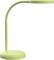 Zielona lampa biurkowa o nowoczesnym, giętym kształcie, umieszczona na okrągłej podstawie. Idealna do pracy przy biurku, zapewniająca bezpośrednie oświetlenie.