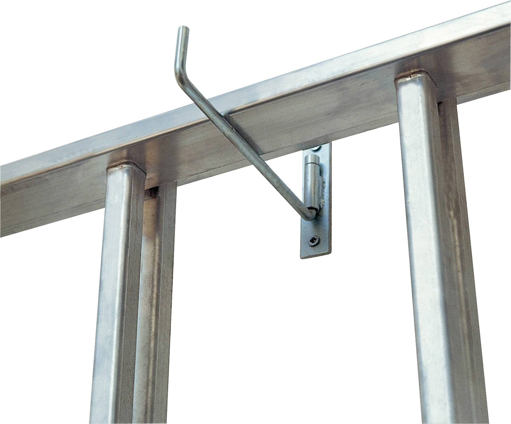 Metalowy hak przymocowany poziomo do metalowej balustrady, prawdopodobnie służący do zawieszania różnych przedmiotów.