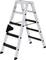 Srebrna składana drabina z czarną powłoką antypoślizgową na stopniach. Maksymalne obciążenie: 250 kg.