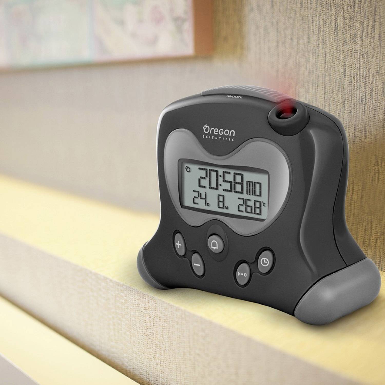 Czarna cyfrowa godzina na regale wskazuje godzinę 20:59. Poniżej wyświetlane jest data 24 sierpnia oraz temperatura 26°C.