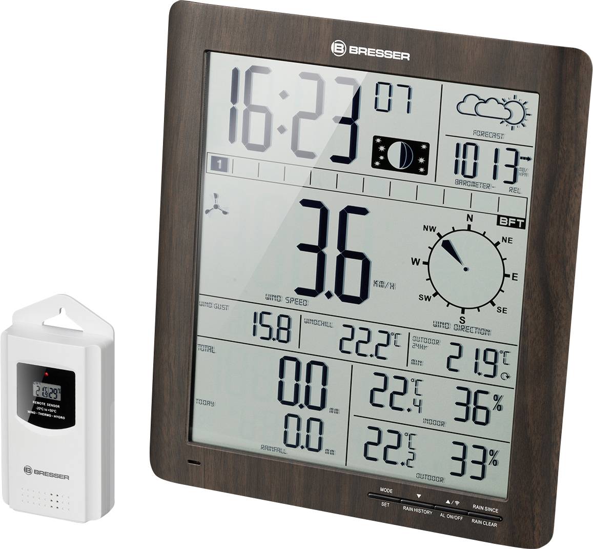 Cyfrowa stacja pogodowa wyświetla godzinę, datę, temperaturę wewnętrzną i zewnętrzną, wilgotność powietrza oraz prognozę pogody.