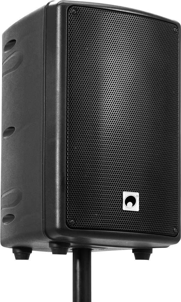 Czarny głośnik na stojaku, z siatką na froncie, skierowany w lewą stronę.