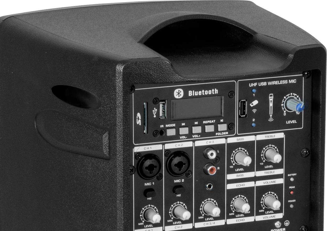 Przenośny głośnik z elementami sterującymi i złączami. Widoczne są regulatory do regulacji poziomu mikrofonu oraz złącza USB i kart SD.