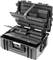 Otwarty, czarny pojemnik transportowy z zabezpieczeniami, wyposażony w multiple przegrody i uchwyty, przeznaczony do przewozu i organizacji sprzętu.