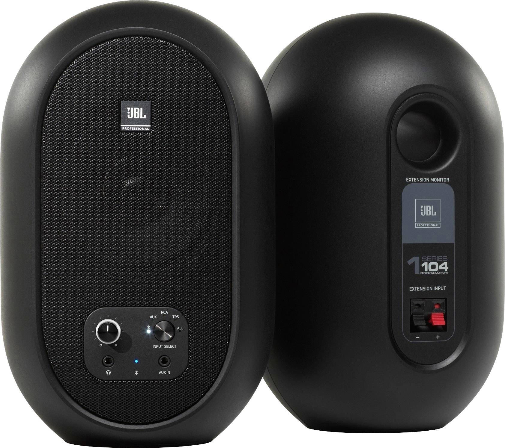 Dwa czarne głośniki. Jeden pokazuje przednią stronę z regulatorami i logo, drugi tylną stronę z przyłączami i numerem modelu '104'.