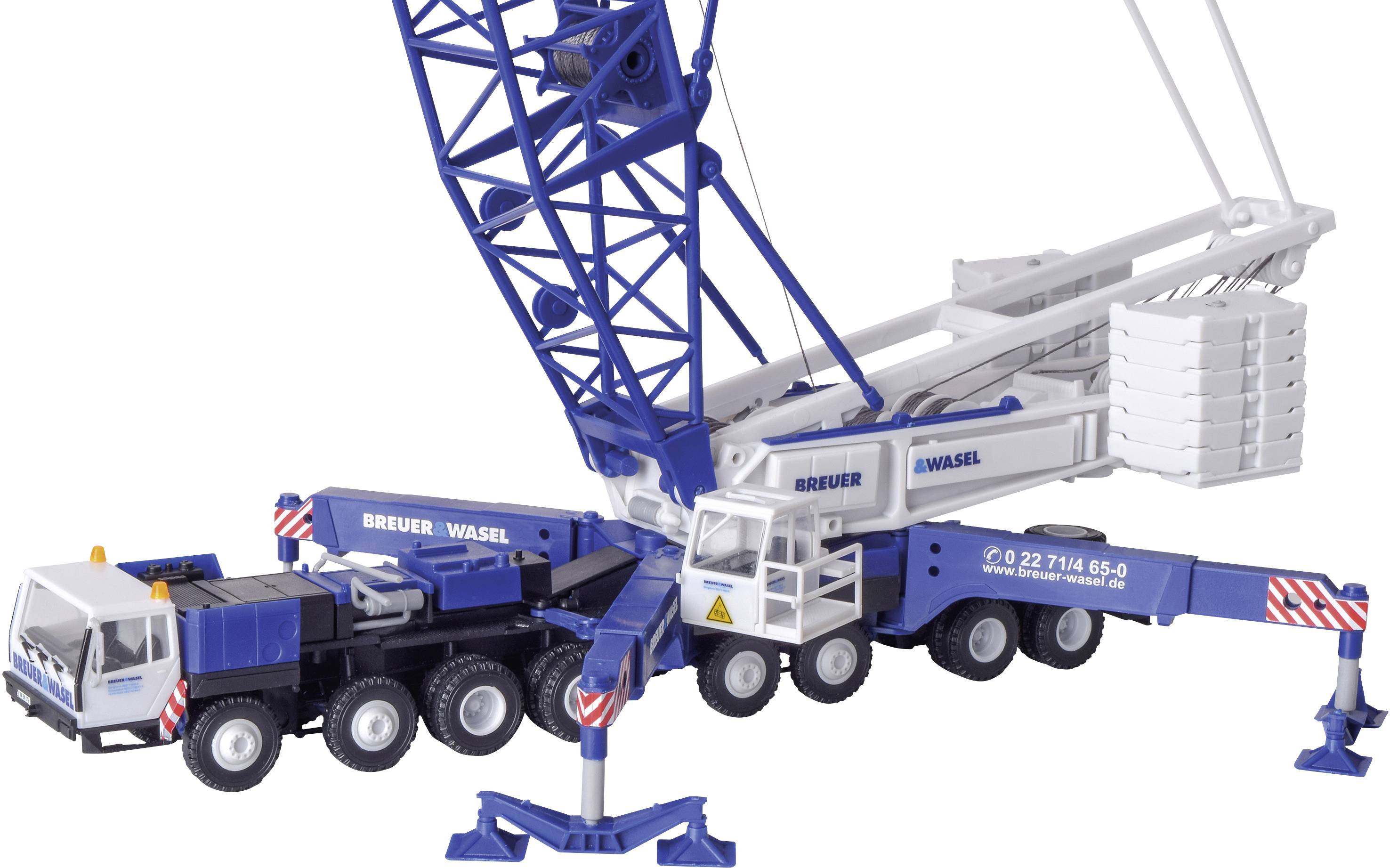 Niebieski dźwig mobilny z oznaczeniem Breuer Wasel, ustawiony i gotowy do pracy, wyposażony w kilka osi i ramion podporowych.