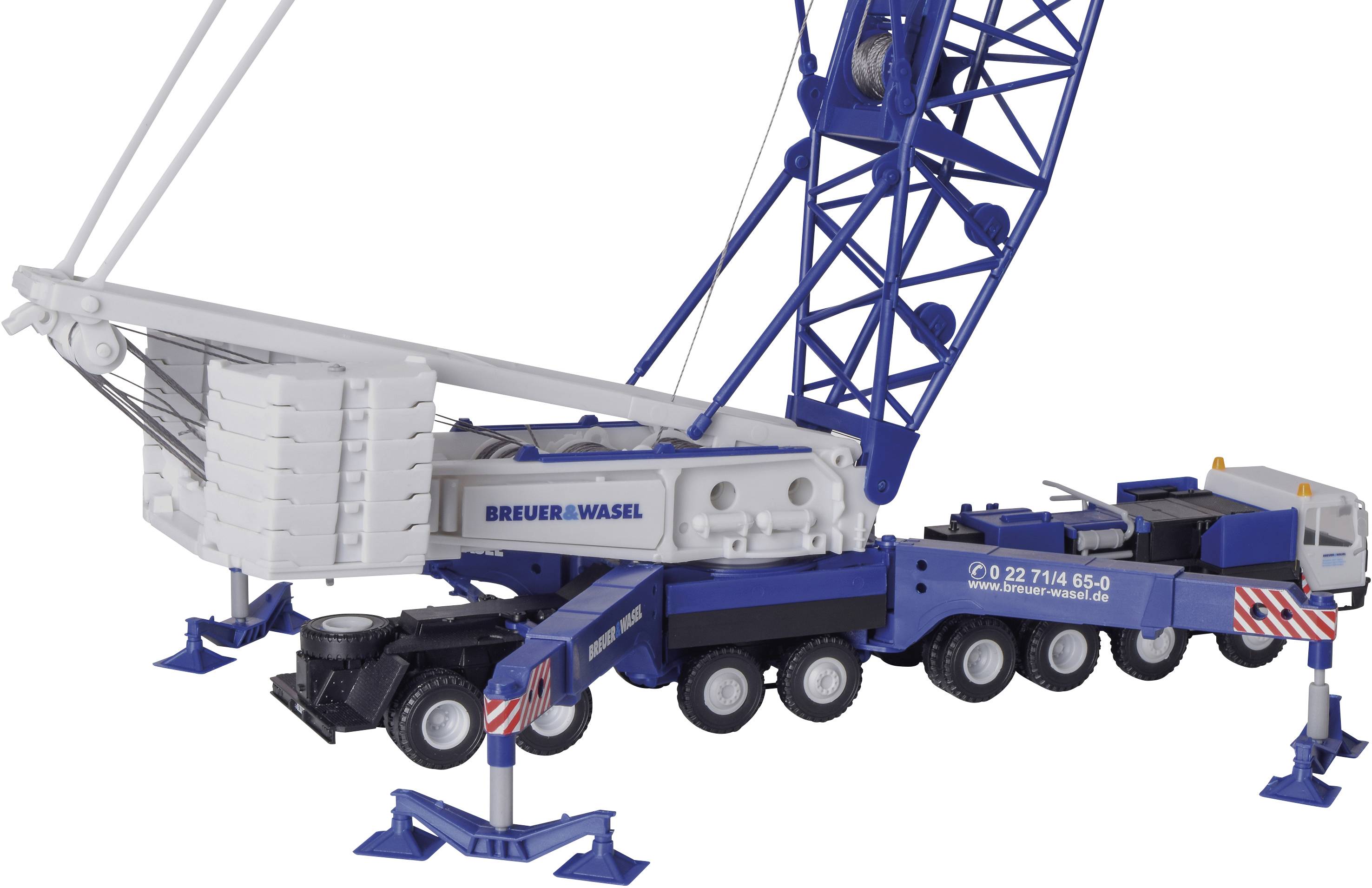 Niebieski dźwig wielkiej mocy z rozłożonym wysięgnikiem, z napisem 'Breuer & Wasel', ustawiony na placu budowy.