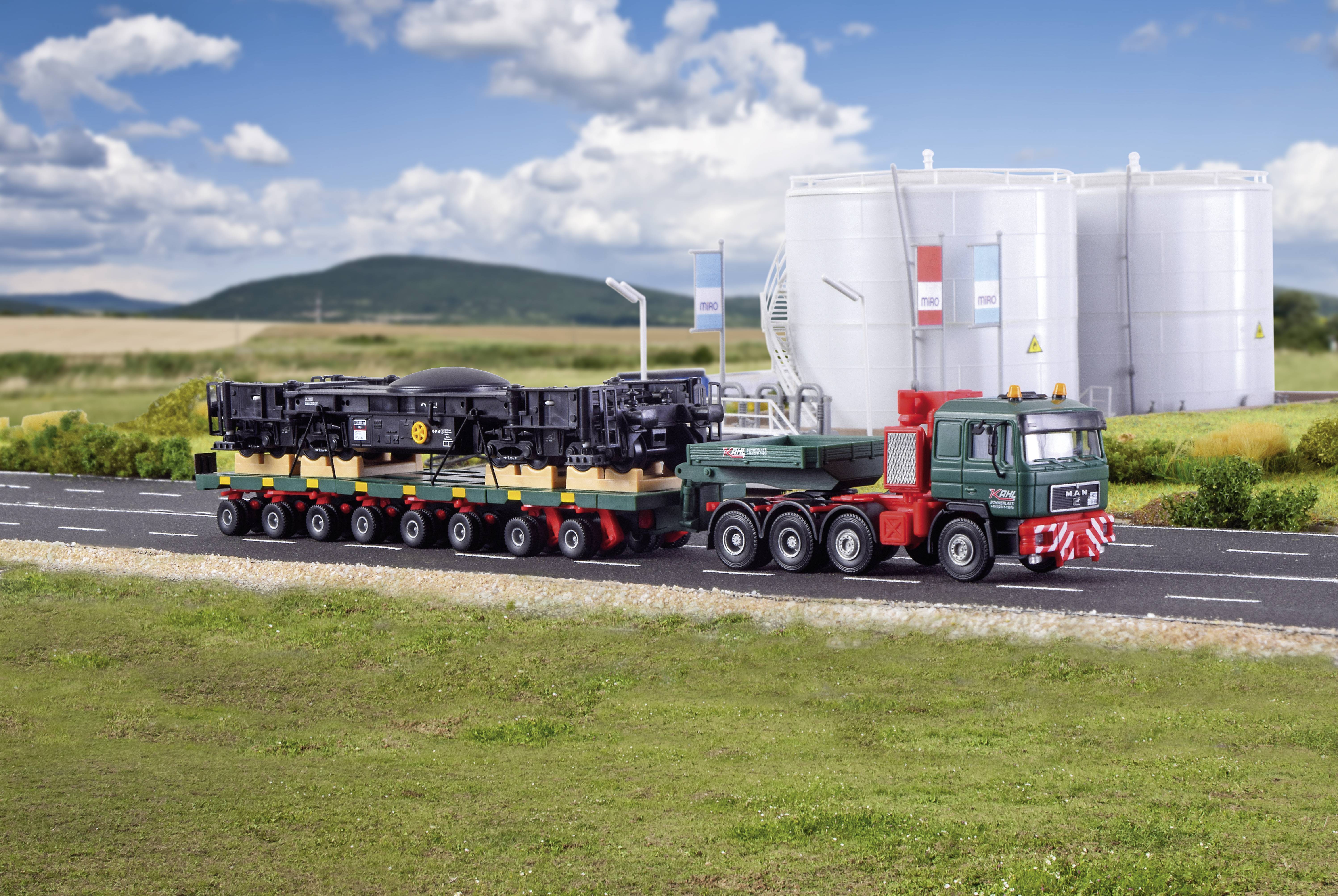 Модель вантажівки Kibri 13601 H0 MAN SK з платформним візком Scheuerle з нижньою частиною залізничного крана