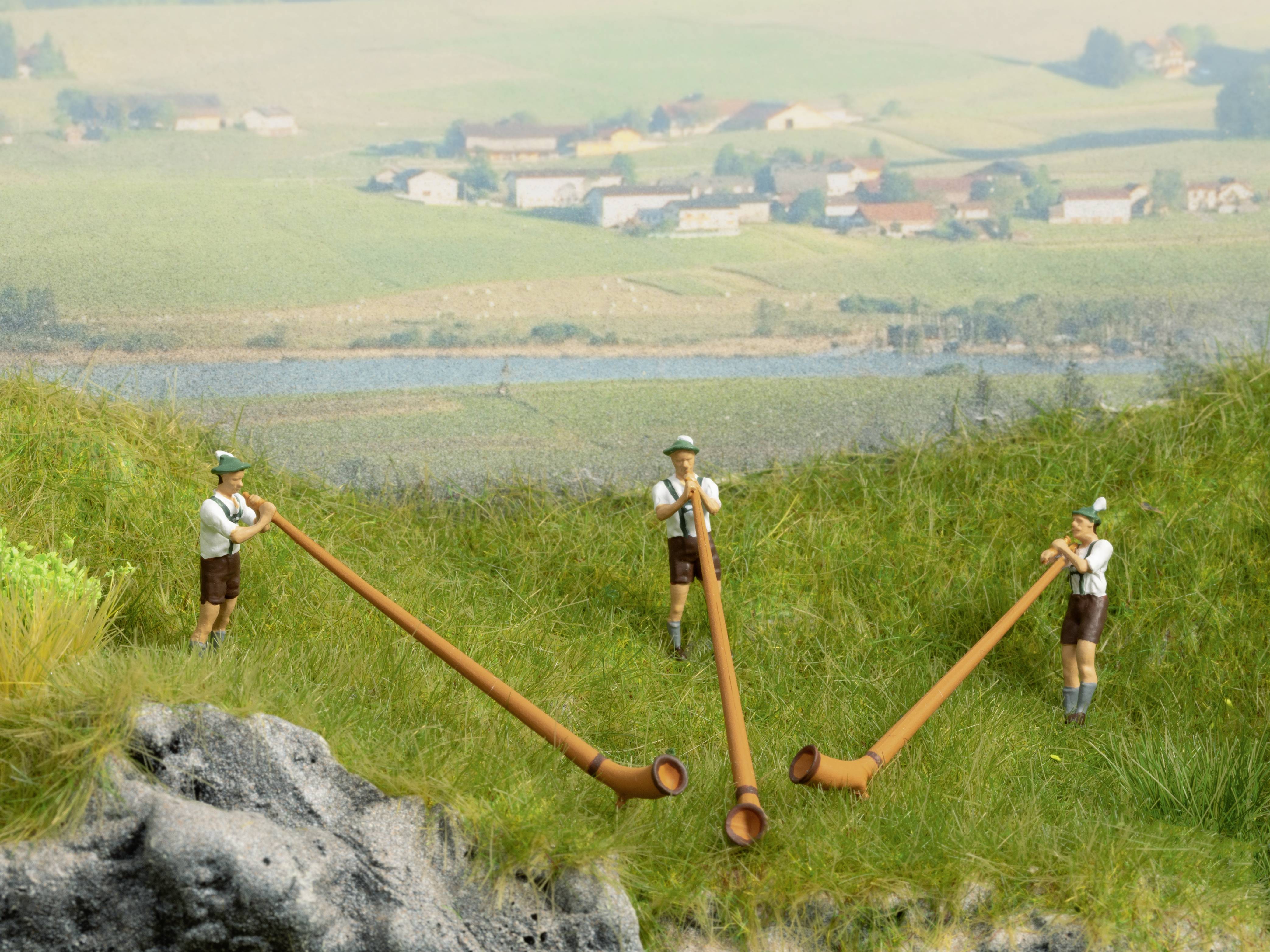 NOCH H0 Виконавці Alphorn, розфарбовані, стоячі