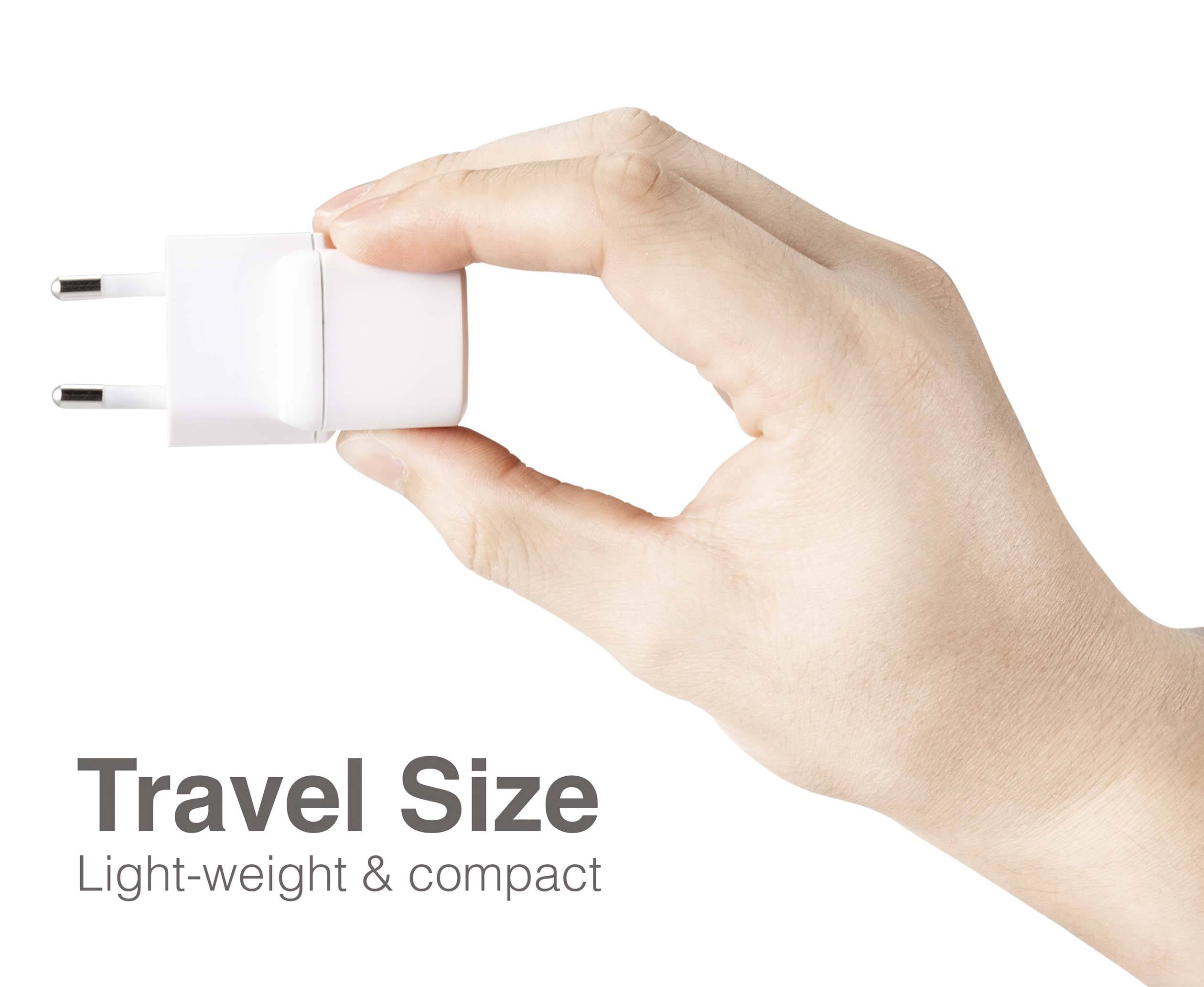 Ręka trzyma mały adapter podróżny. Tekst: Rozmiar podróżny, lekki i kompaktowy.