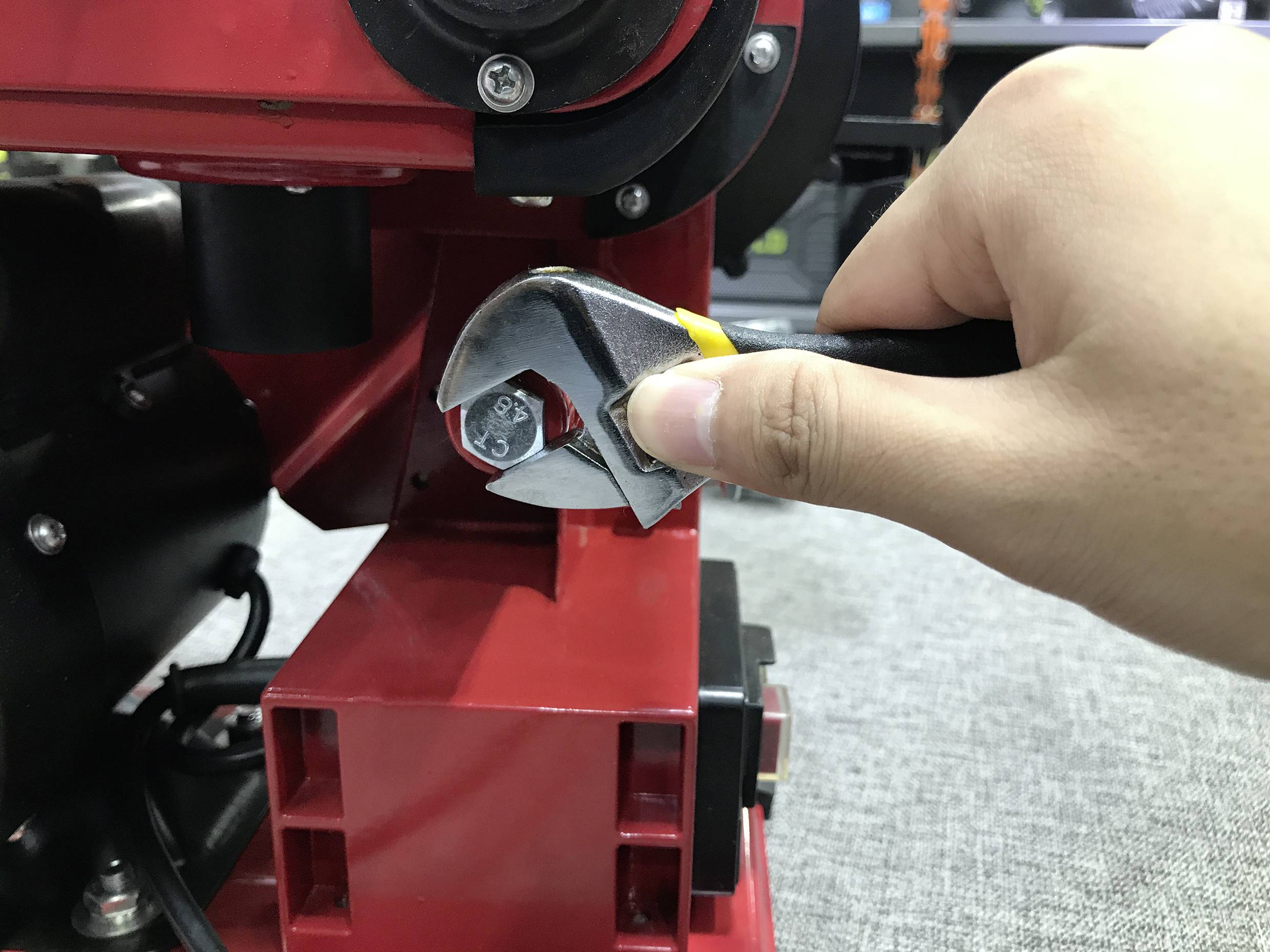 Walizka narzędziowa na kółkach z wyposażeniem WMC Tools 2274813-12