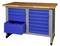 Solidny stół warsztatowy z drewnianym blatem i niebieskimi metalowymi szufladami, jedna z nich jest lekko otwarta. Idealny do użytku warsztatowego.