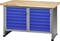Stół warsztatowy z drewnianym blatem i dwoma niebieskimi drzwiczkami szafkowymi. Idealny do przechowywania narzędzi oraz jako powierzchnia robocza w warsztatach lub garażach.