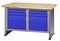 Stół warsztatowy z solidnym blatem drewnianym i dwoma niebieskimi szafkami zamykanymi na klucz. Idealny do prac warsztatowych.