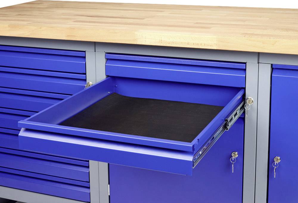 Niebieska szafka warsztatowa z wysuniętą szufladą. Szafka posiada kilka szuflad i drewnianą powierzchnię.