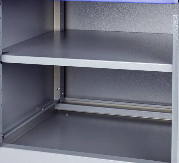 Otwarta półka z dwoma pustymi, szarymi metalowymi półkami.