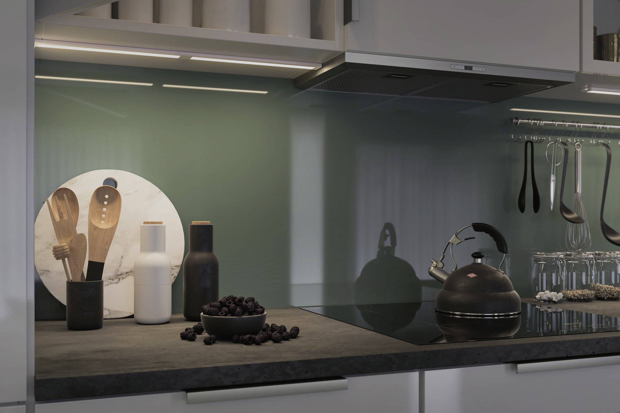 Nowoczesna kuchnia z płytą grzewczą, czajnikiem, drewnianymi przyborami kuchennymi w pojemniku, misą oliwek oraz kieliszkami do wina na stojaku.