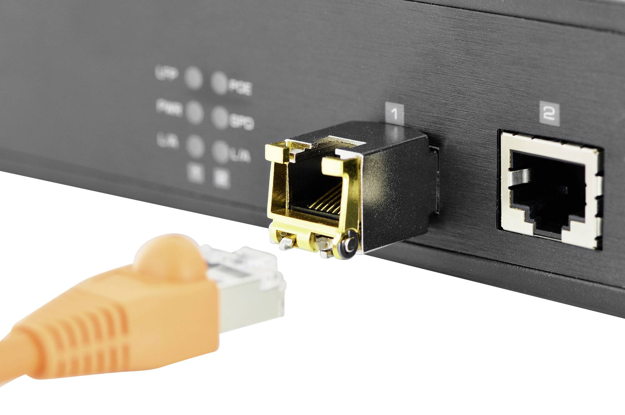 Pomarańczowy kabel sieciowy zbliża się do otwartego złącza Ethernet na urządzeniu elektronicznym.