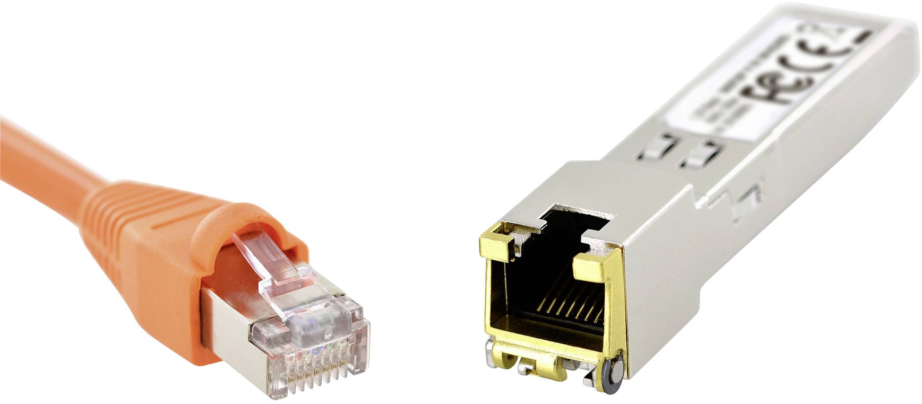 Pomarańczowy kabel Ethernet po lewej stronie, obok niego wtyk SFP w metalowej obudowie po prawej stronie, gotowy do podłączenia.